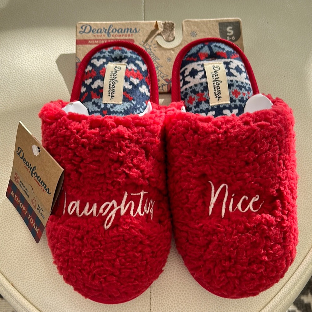 DearFoams Naughty or Nice Women’s Slippers Red NWT Holiday Festive